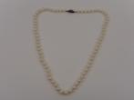 Parelcollier met zilveren slot                           D76, Overige materialen, Gebruikt, Overige kleuren, .