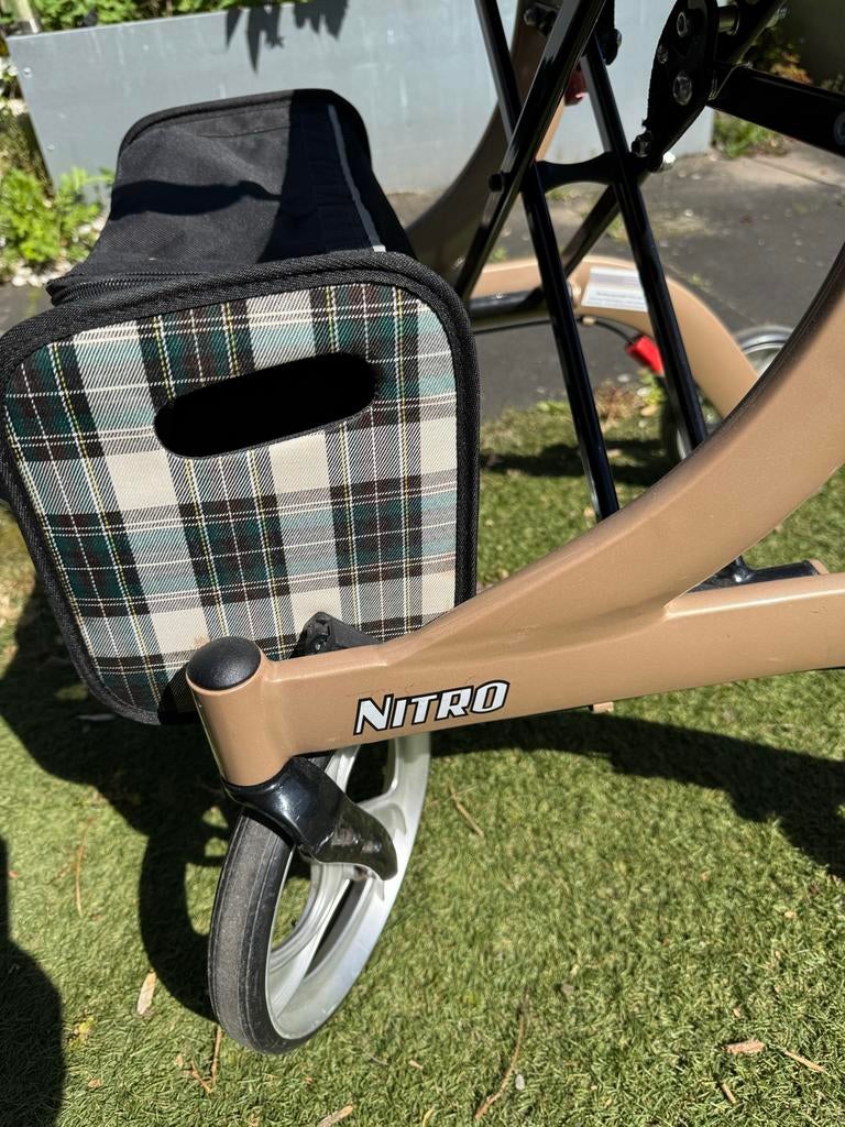 Rollator Nitro champagnekleurig, Diversen, Rollators, Ophalen of Verzenden, Zo goed als nieuw