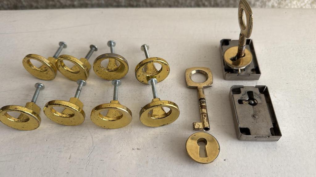 Jaren 70 Kastbeslag en Sloten - Set van 8 Knoppen en Slot, Doe-het-zelf en Verbouw, Hang- en Sluitwerk, Gebruikt, Klink of Kruk