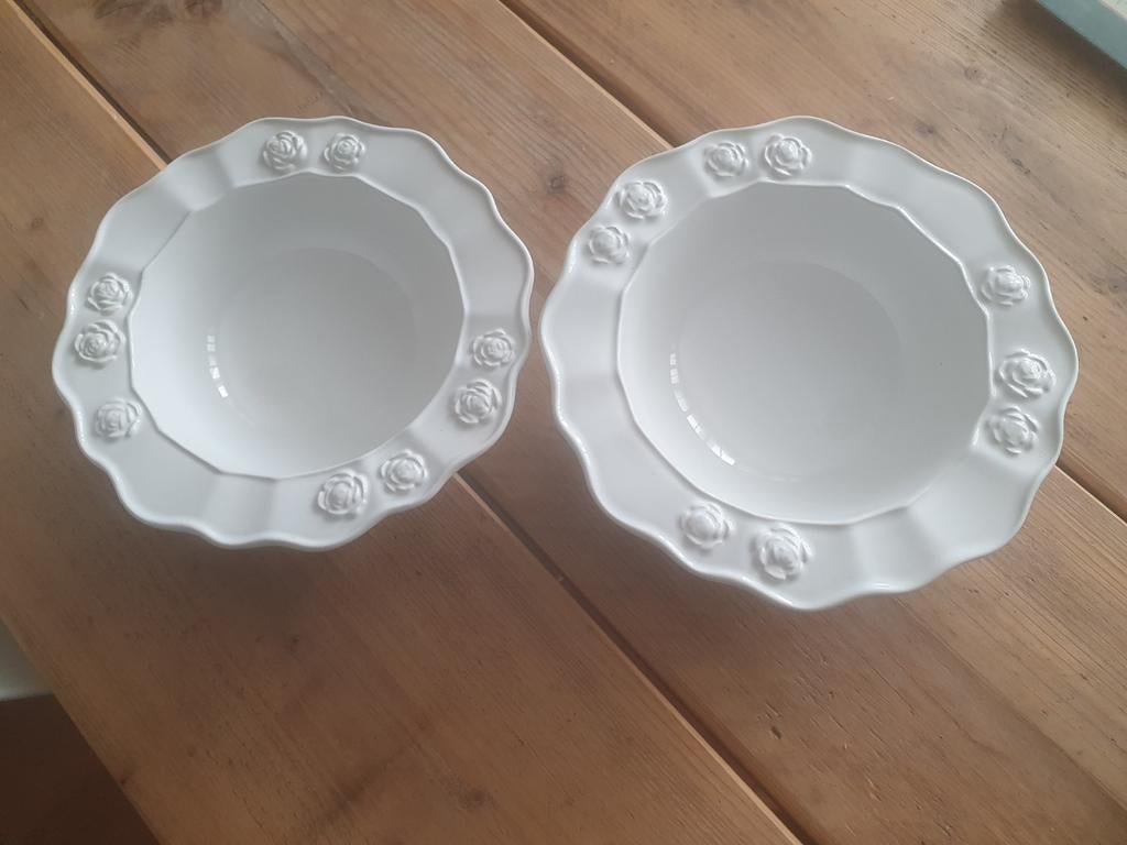 Riviera Maison Rozenservies: bord & 2 schaaltjes, Ophalen of Verzenden, Zo goed als nieuw, Keramiek, Schaal of Schalen