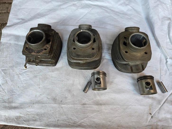 Peugeot 102 ? cilinders NOS, Fietsen en Brommers, Brommeronderdelen | Oldtimers, Nieuw, Overige merken, Cilinder, Ophalen