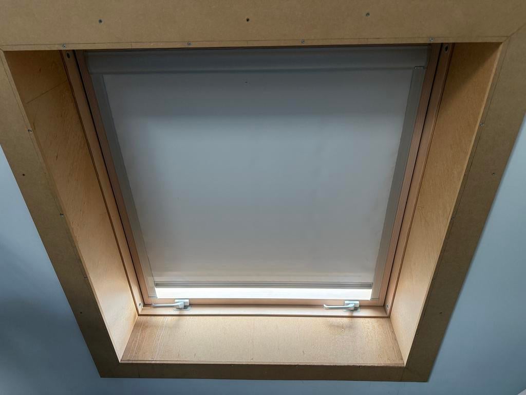 Twee Fakro tuimel dakramen 114x118 cm met rolgordijn, Ophalen, Gebruikt, 80 tot 120 cm, 120 tot 160 cm