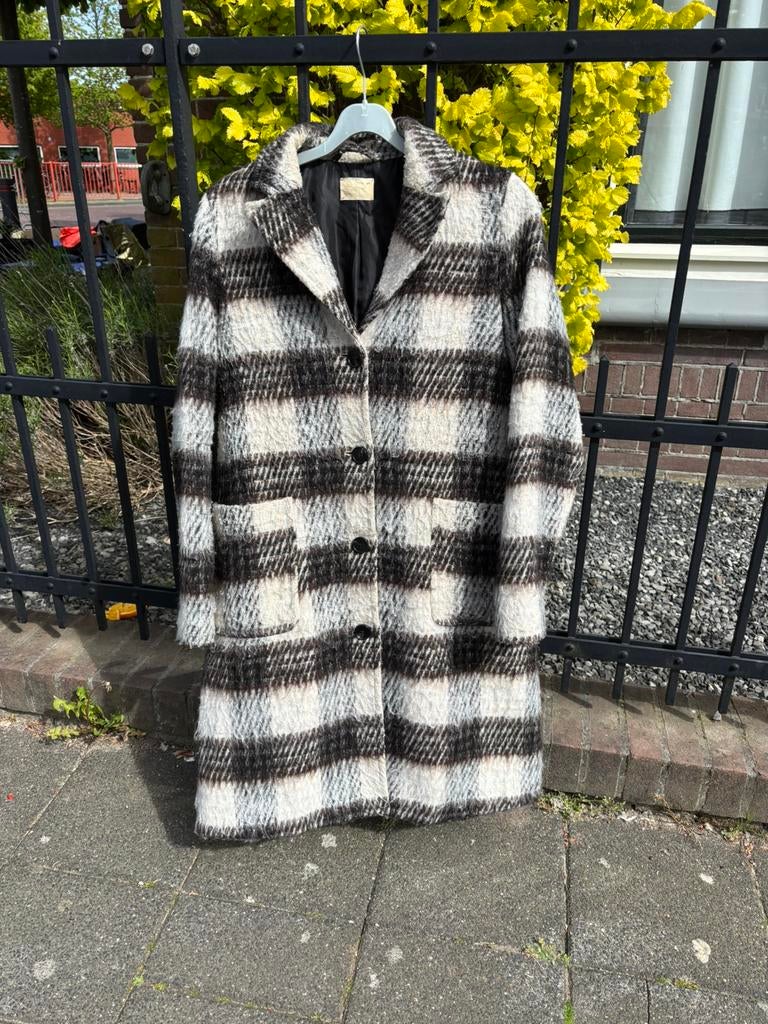 Mooie geruite jas valt als maat M, Kleding | Dames, Jassen | Winter, Ophalen of Verzenden, Zo goed als nieuw, Maat 38/40 (M)