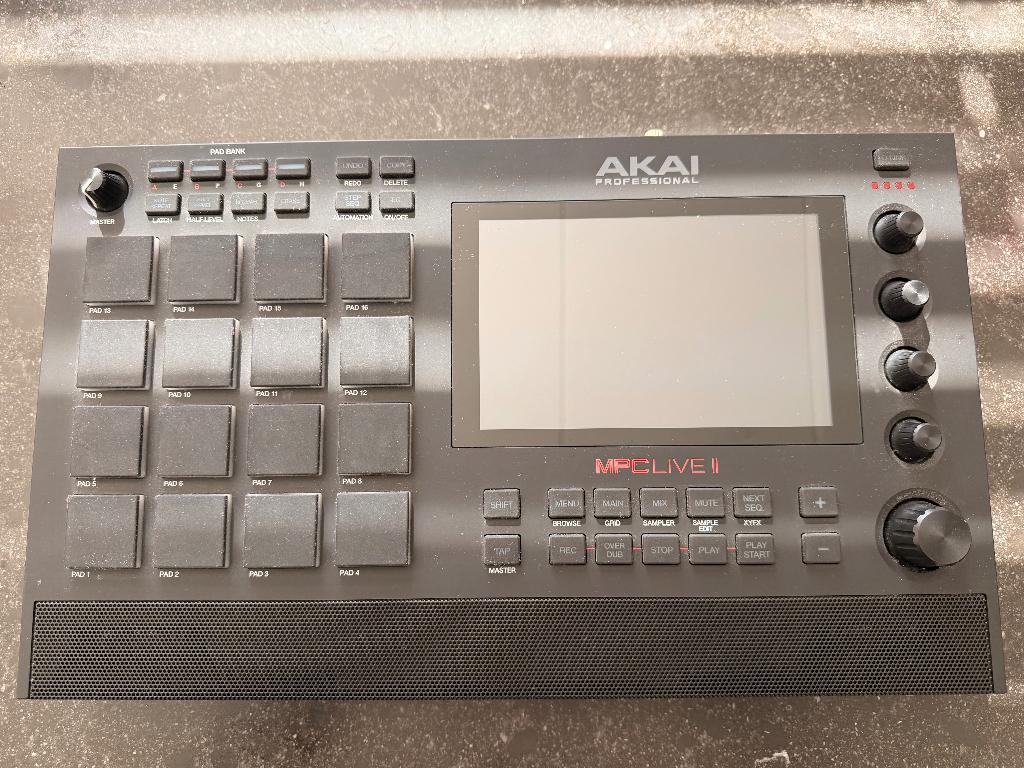 Akai MPC Live II Incl. 512GB SSD + Coverup statief, Muziek en Instrumenten, Samplers, Ophalen, Zo goed als nieuw