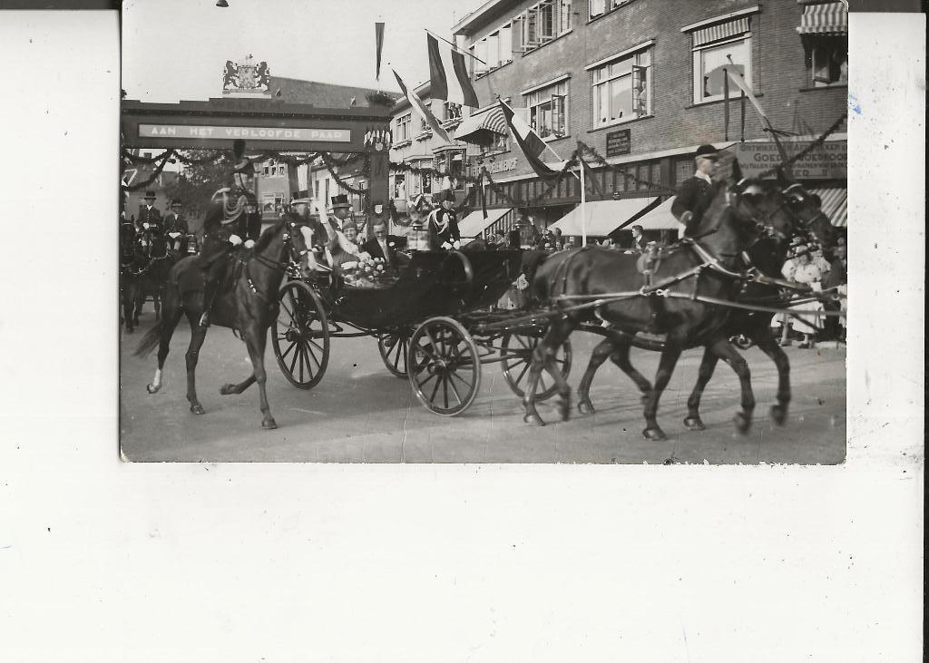 Den Haag Verloving Pr Juliana en Pr Bernhard in open koets, Ophalen of Verzenden, 1920 tot 1940, Ongelopen, Zuid-Holland