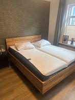 Tweepersoonsbed met houten frame en hoofdbord, Huis en Inrichting, Slaapkamer | Bedden, Gebruikt, Bruin, Tweepersoons, Ophalen of Verzenden