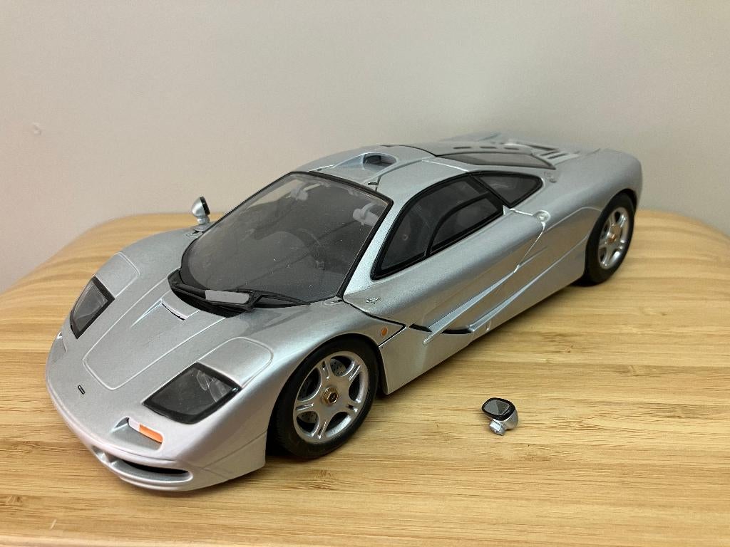 McLaren F1 Roadcar  1997  Zilvergrijs  1/18 UT Models, Hobby en Vrije tijd, Modelauto's | 1:18, Ophalen of Verzenden, Zo goed als nieuw