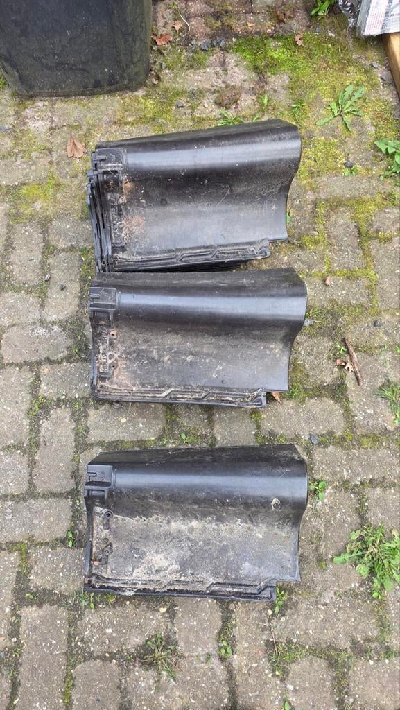 11 stuks Monier V linkse gevelpan en 12 x monier 6 gevelpan, Ophalen, Steen of Klei, Zwart, Nieuw