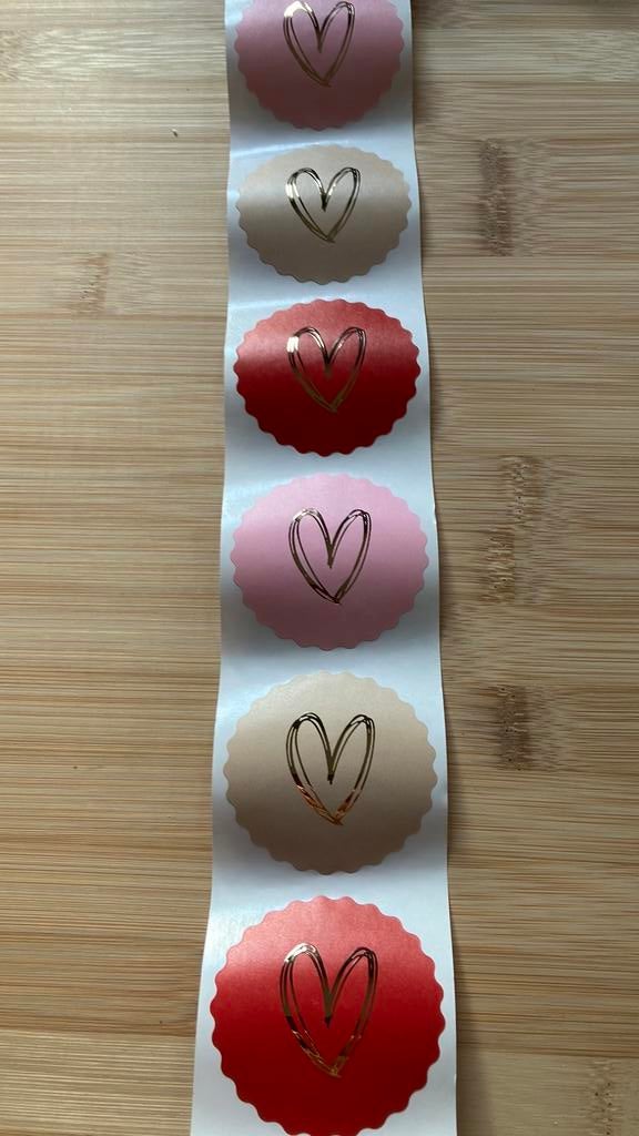 10 stickers kartelrand met goud hartje rood roze beige, Diversen, Cadeaupapier, Ophalen of Verzenden, Zo goed als nieuw