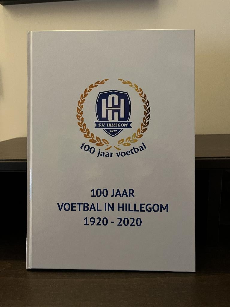 100 jaar voetbal in Hillegom, Ophalen of Verzenden, Zo goed als nieuw, Balsport