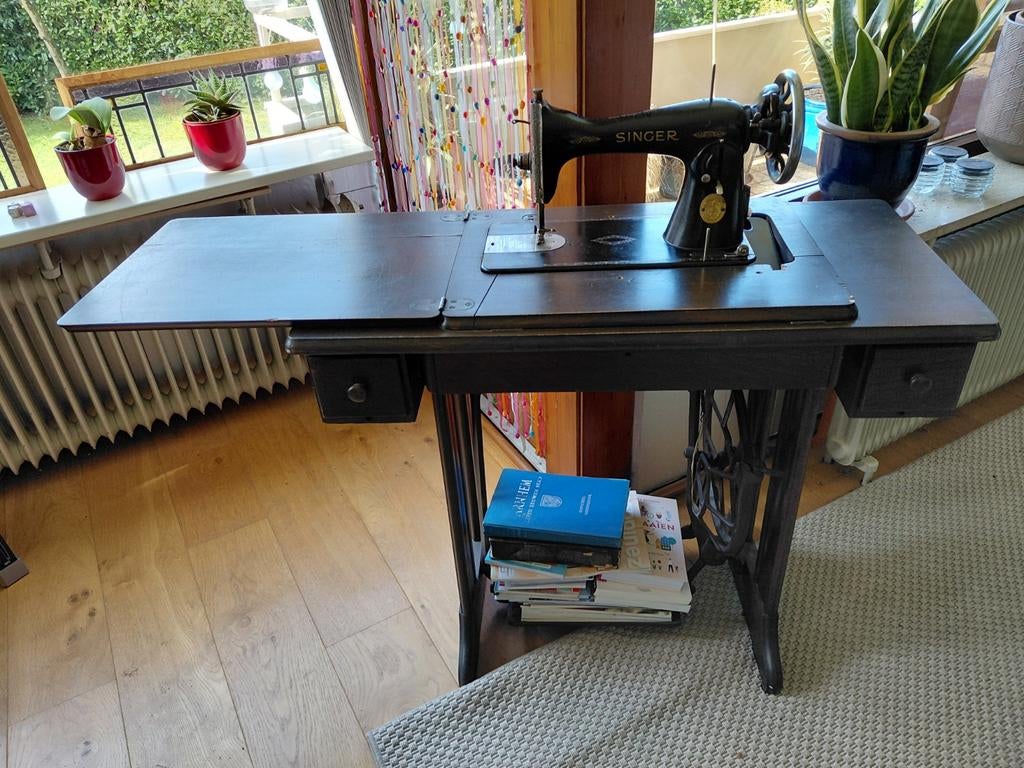 Singer naaimachine tafel met naaimachine, Antiek en Kunst, Antiek | Naaimachines, Ophalen