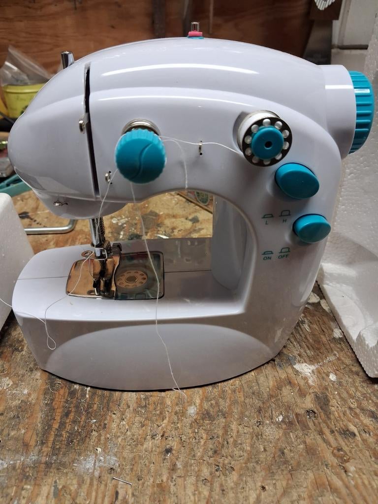 Super compacte naaimachine., Hobby en Vrije tijd, Naaimachines en Toebehoren, Ophalen of Verzenden, Nieuw, Naaimachine, Overige merken