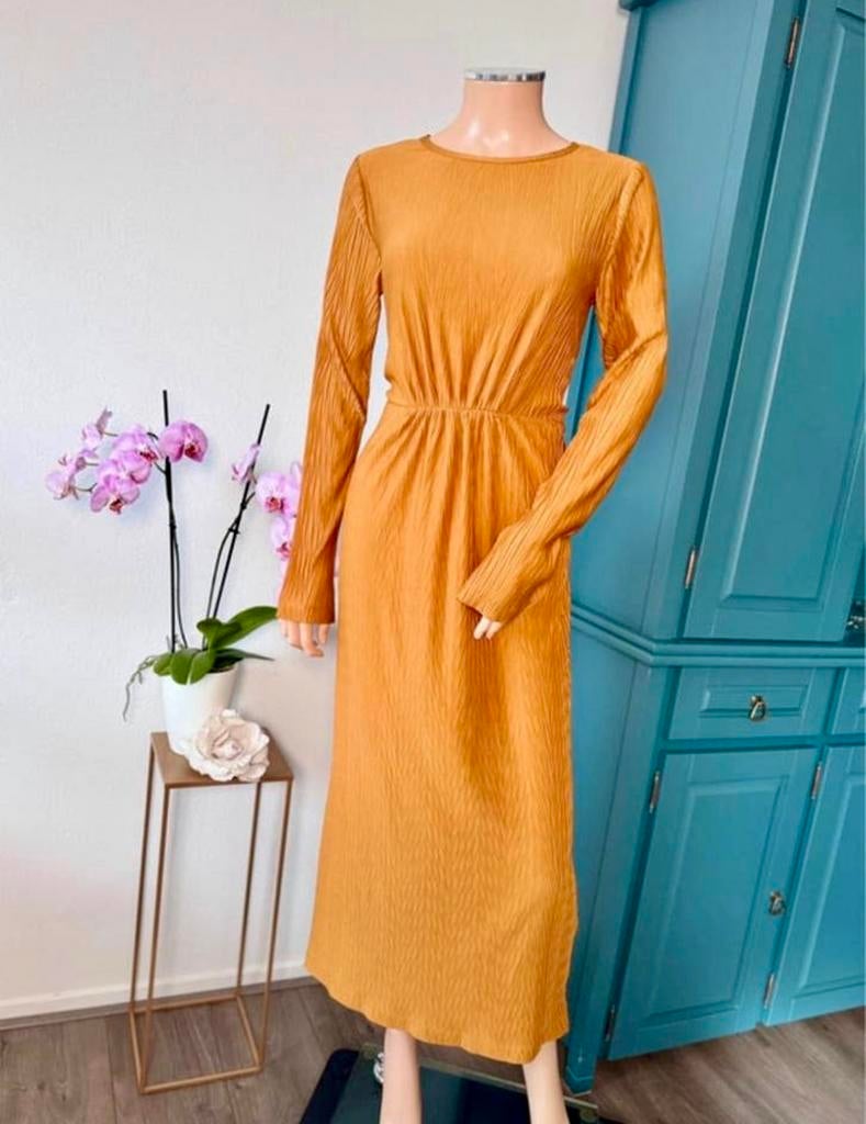 ZARA jurk maat M - structuur - mosterdgeel, Kleding | Dames, Jurken, Zo goed als nieuw, Maat 38/40 (M), Geel, Onder de knie, Ophalen of Verzenden
