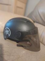 Fietshelm zwart met vizier, Ophalen