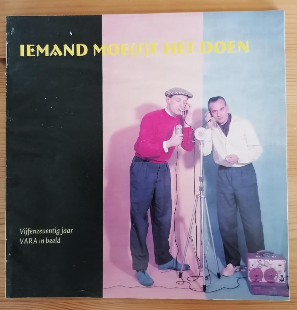 VARA 70 jaar en VARA 75 jaar - 2 jubileum boekjes., Gelezen, Verzenden, VARA, Media