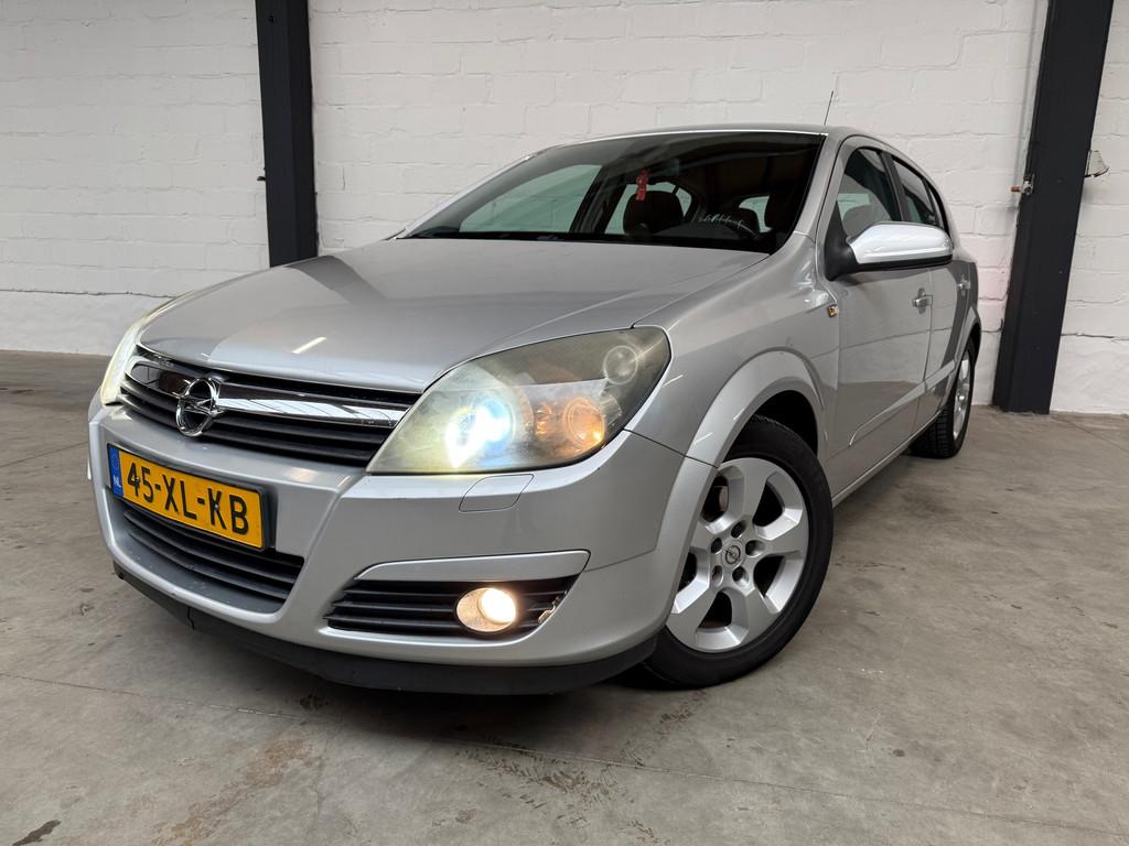 Opel Astra 1.8 Cosmo |orgNL| |Bi-xenon| |Trekhaak|, 125 pk, Gebruikt, Zwart, Origineel Nederlands