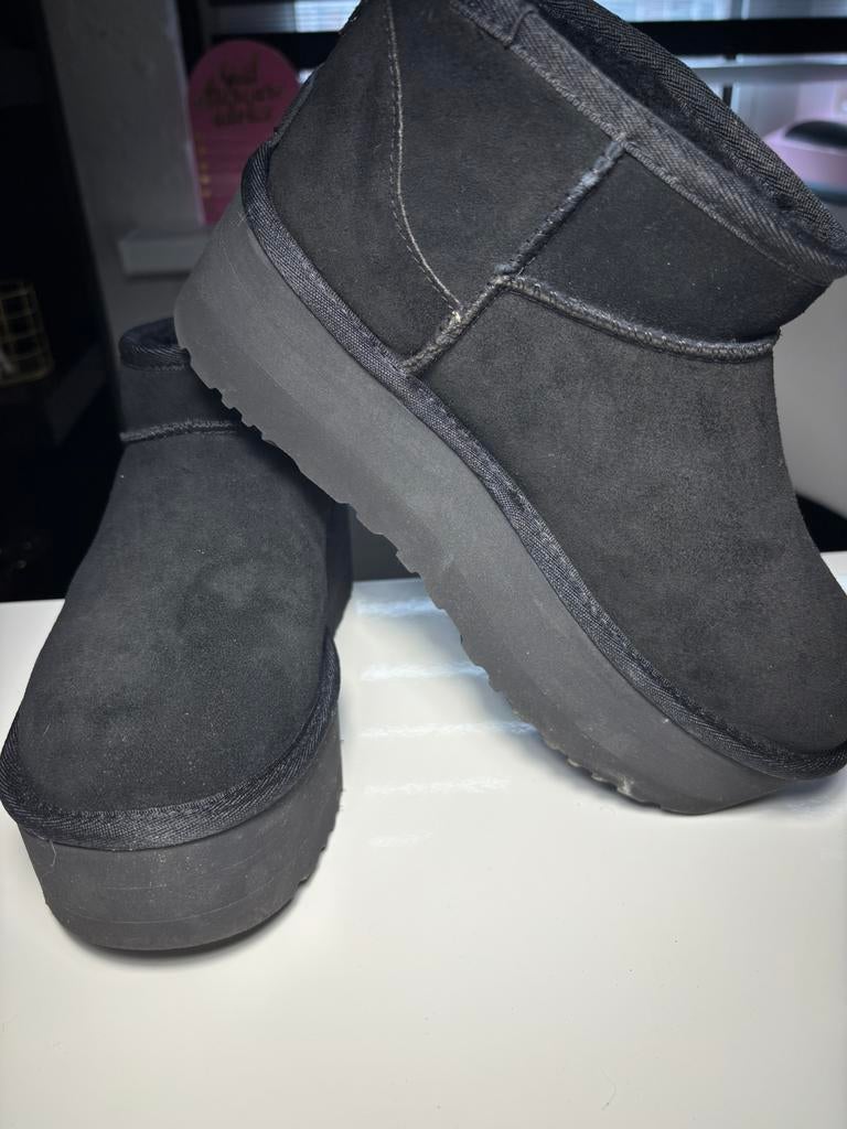 UGGS classics ultra mini, Kleding | Dames, Schoenen, Zwart, Lage of Enkellaarzen, Ophalen of Verzenden, Zo goed als nieuw