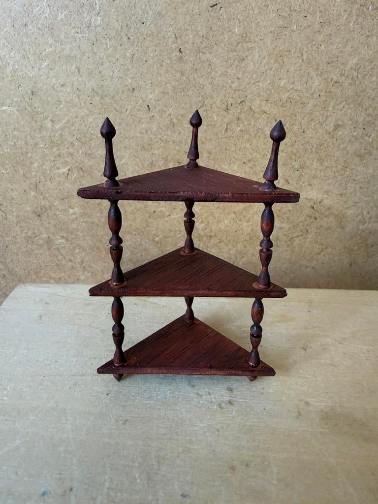 Rekje - hxbxd 8.7x5.8x3cm - handwerk - hout, Ophalen of Verzenden, Zo goed als nieuw, Poppenhuis