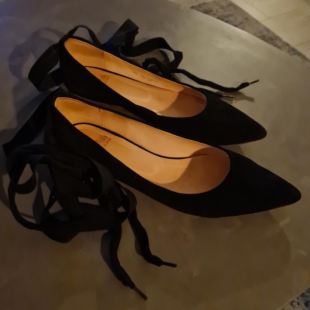 Zwarte suede puntschoenen met stoffen linten maat 37, Ophalen, Fred de la Bretoniere, Zo goed als nieuw, Instappers