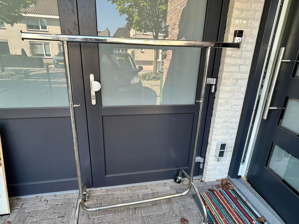 Industriele kledingrek, Ophalen, Zo goed als nieuw