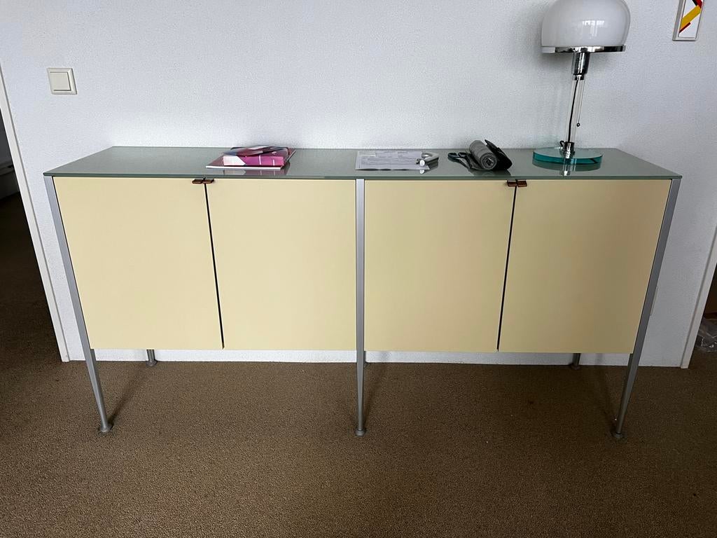 Stijlvol Dressoir van Leolux - Crèmekleurig met Glazen Blad, Ophalen, 150 tot 200 cm, 25 tot 50 cm, Met deur(en)