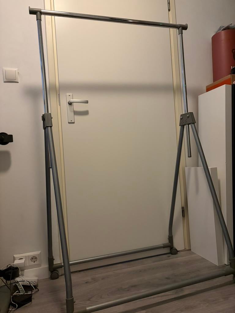 kledingrek op wielen en in hoogte verstelbaar, Ophalen, Zo goed als nieuw