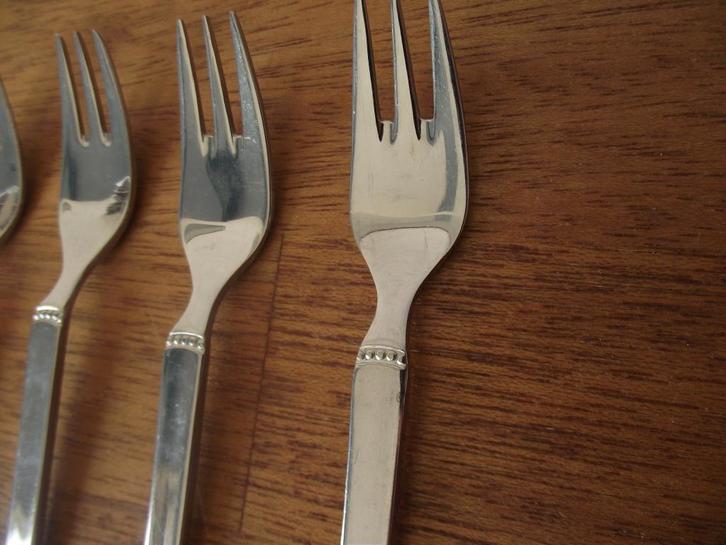 4 st WMF Ravenna Cromargan parelrand dessert vork 16 cm p st, Antiek en Kunst, Antiek | Bestek, Ophalen of Verzenden