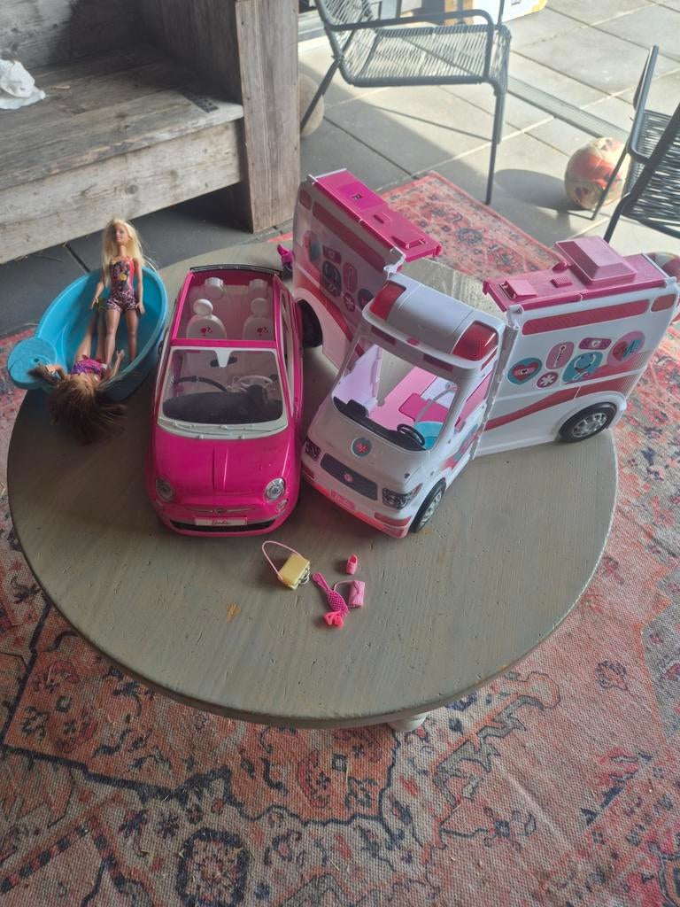 Barbie spullen met auto, ambulance en poppen, Ophalen of Verzenden