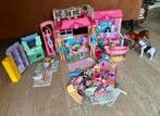 Barbiehuis met barbies Ken, Shelly en kleding, Ophalen of Verzenden, Zo goed als nieuw
