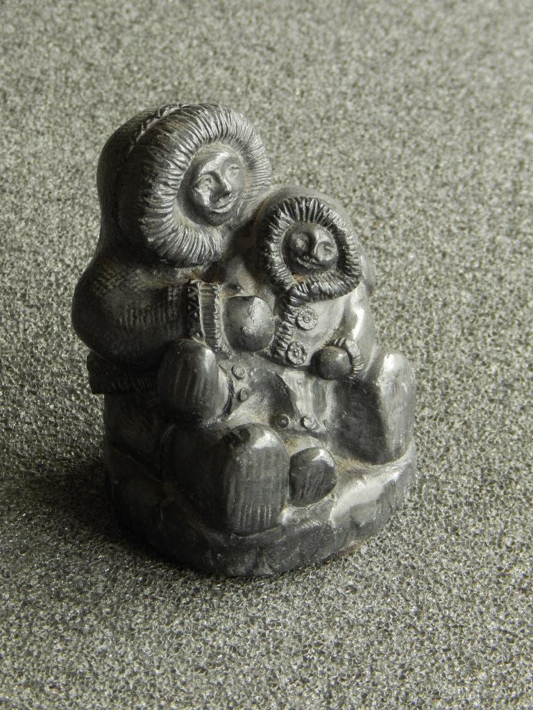 Sculptuur Inuit met kind / Edmund Wolf / Canada, Verzamelen, Beelden en Beeldjes, Ophalen of Verzenden, Gebruikt, Mens