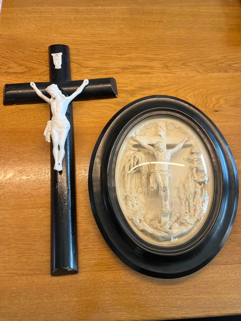 Biscuit porseleinen crucifix en crucifix in wandstolp, Antiek en Kunst, Antiek | Religie, Ophalen