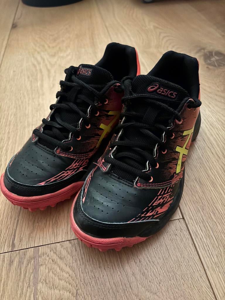 Asics kunstgras maat 33,5, Ophalen, Gebruikt, Schoenen
