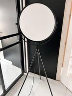 Moderne zwarte vloerlamp met ronde kap, Huis en Inrichting, Lampen | Vloerlampen, Ophalen of Verzenden, Zo goed als nieuw, Metaal