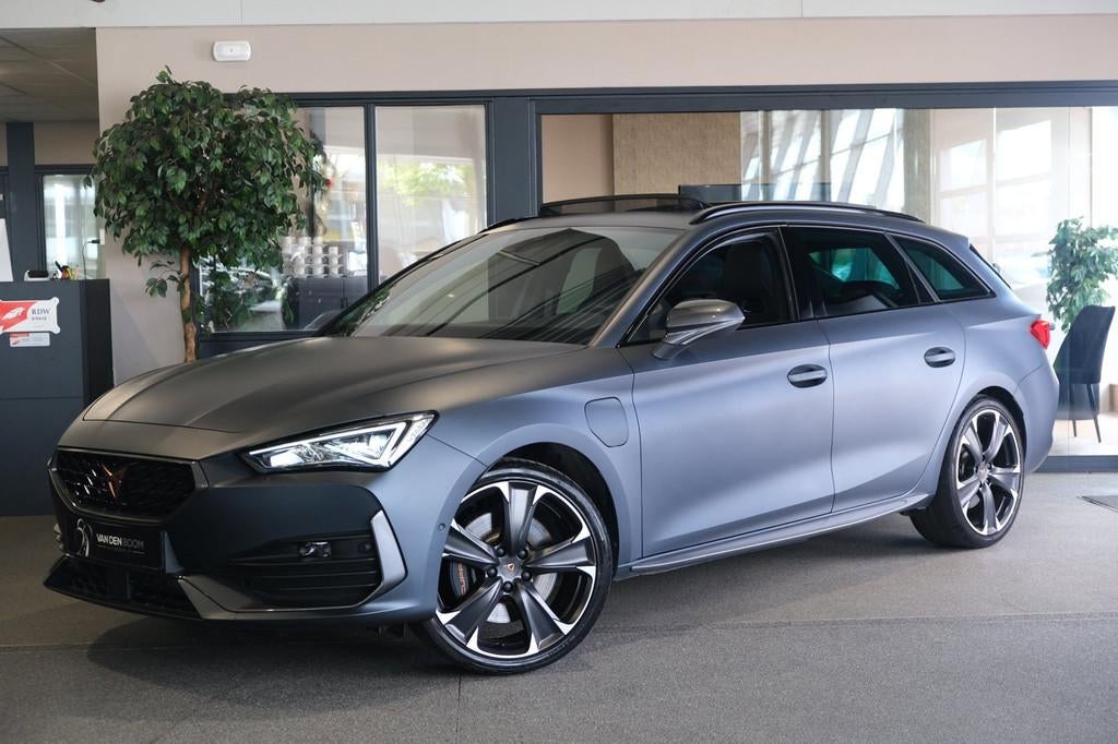 CUPRA Leon Sportstourer 1.4 e-Hybrid VZ 245PK MATT Pano Voll, 77 km/l, Gebruikt, Zwart, 4 cilinders