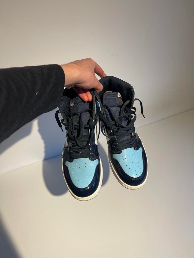 Jordan 1 UNC Patent Blue Chill - Zo goed als nieuw, Kleding | Heren, Schoenen, Ophalen of Verzenden, Zo goed als nieuw, Blauw