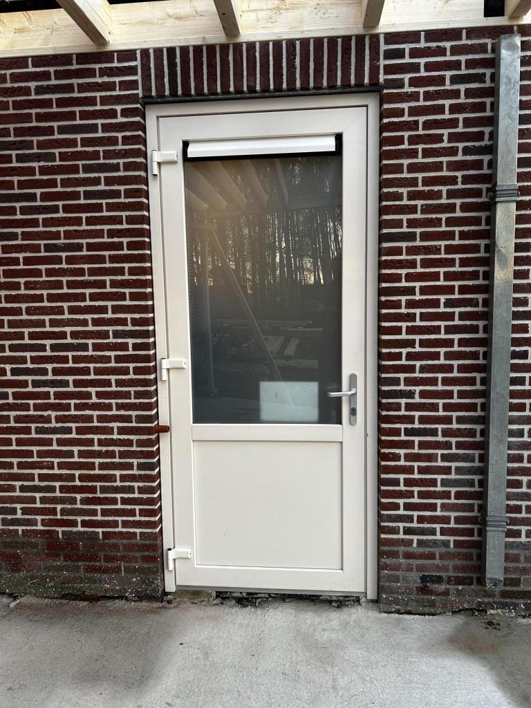 2 kunststof buitendeuren – HR++ melkglas – driepuntssluiting, Kunststof, Gebruikt, 215 cm of meer, Buitendeur