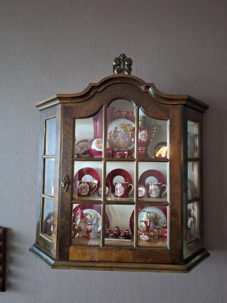 Notenhouten vitrinekastje met Limoges porselein, Ophalen of Verzenden