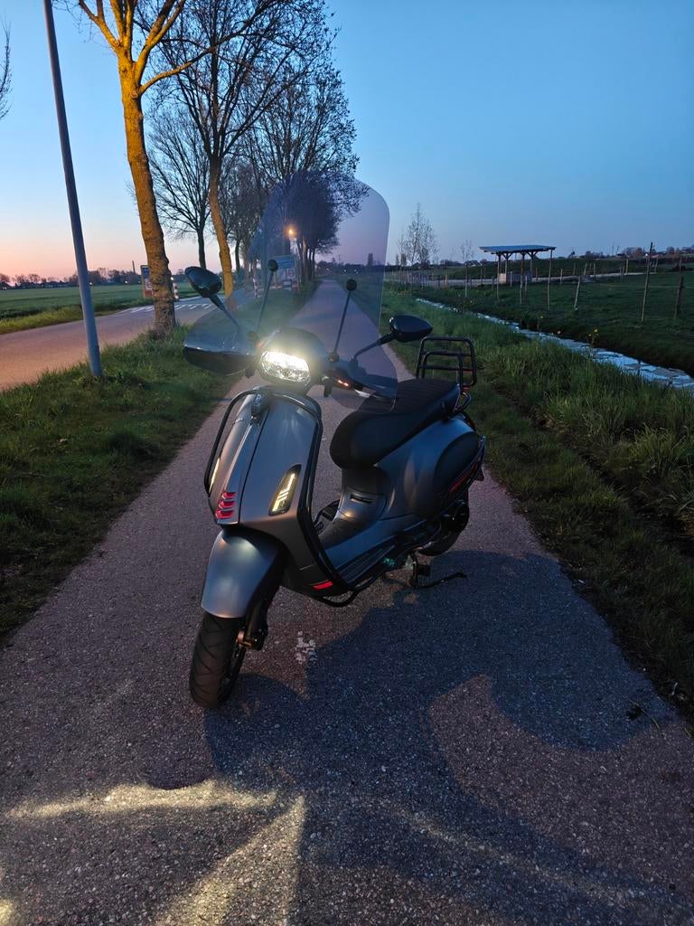 Vespa Sprint - 2024 - 3500km - nieuwstaat, Fietsen en Brommers, Scooters | Vespa, Ophalen, Overige modellen, Maximaal 45 km/u