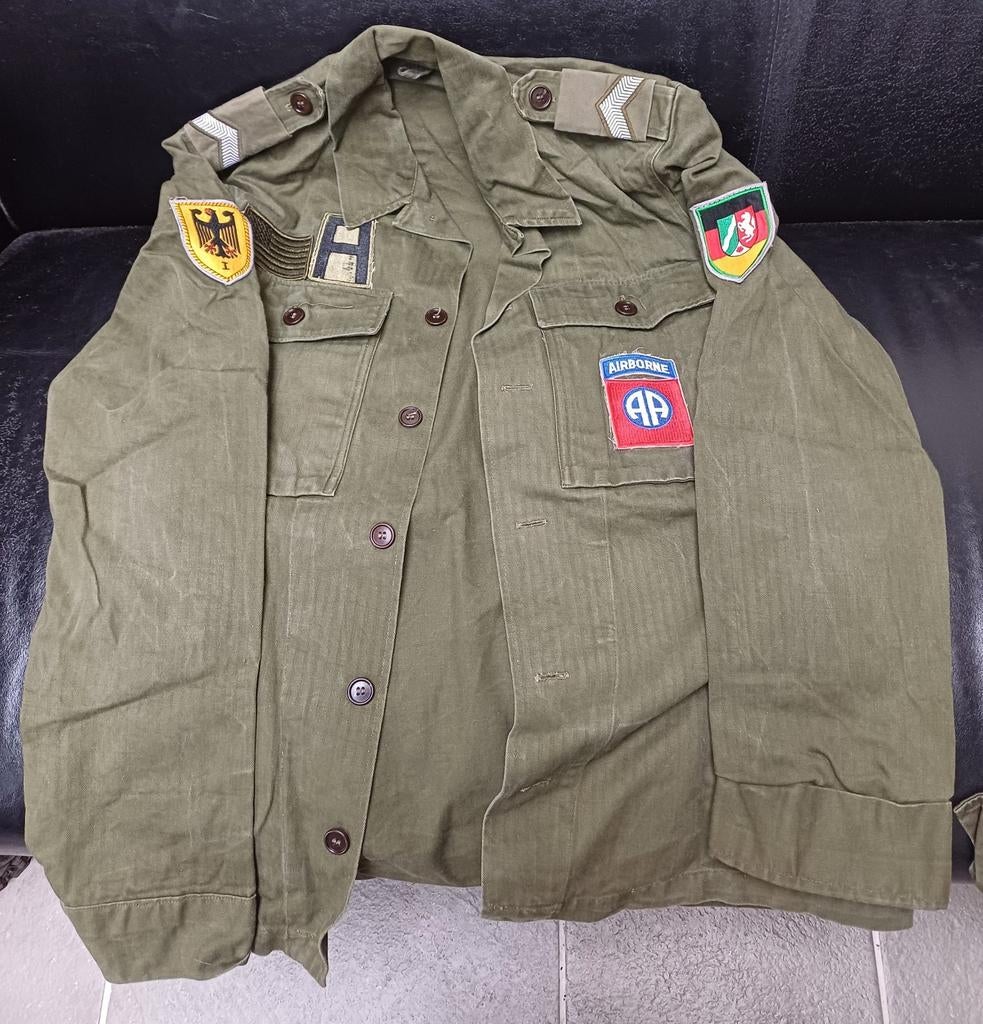 2 militaire jasjes xl met emblemen +camouflage broek xl, Verzamelen, Ophalen of Verzenden, Landmacht, Nederland, Kleding of Schoenen