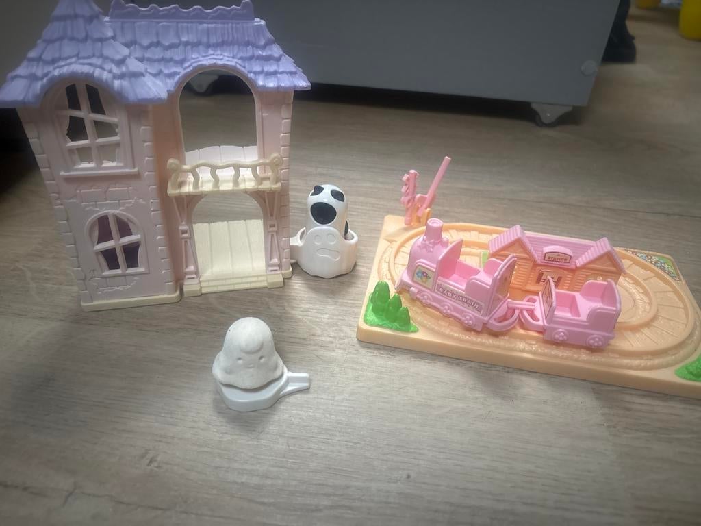 sylvanian families speelsetspookhuis en trein, Ophalen of Verzenden, Zo goed als nieuw