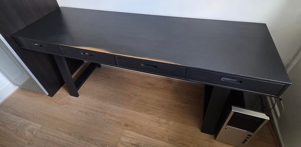 Zwart massief houten bureau met 4 lades, Huis en Inrichting, Bureaus, Ophalen, Gebruikt, Scandinavisch, Overige typen