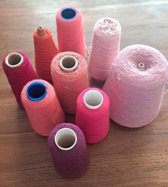 Partijtje Roze/Rood Brei- of Haakgaren op Konen 9 stuks, Hobby en Vrije tijd, Breien en Haken, Gebruikt, Breien of Haken, Wol of Garen