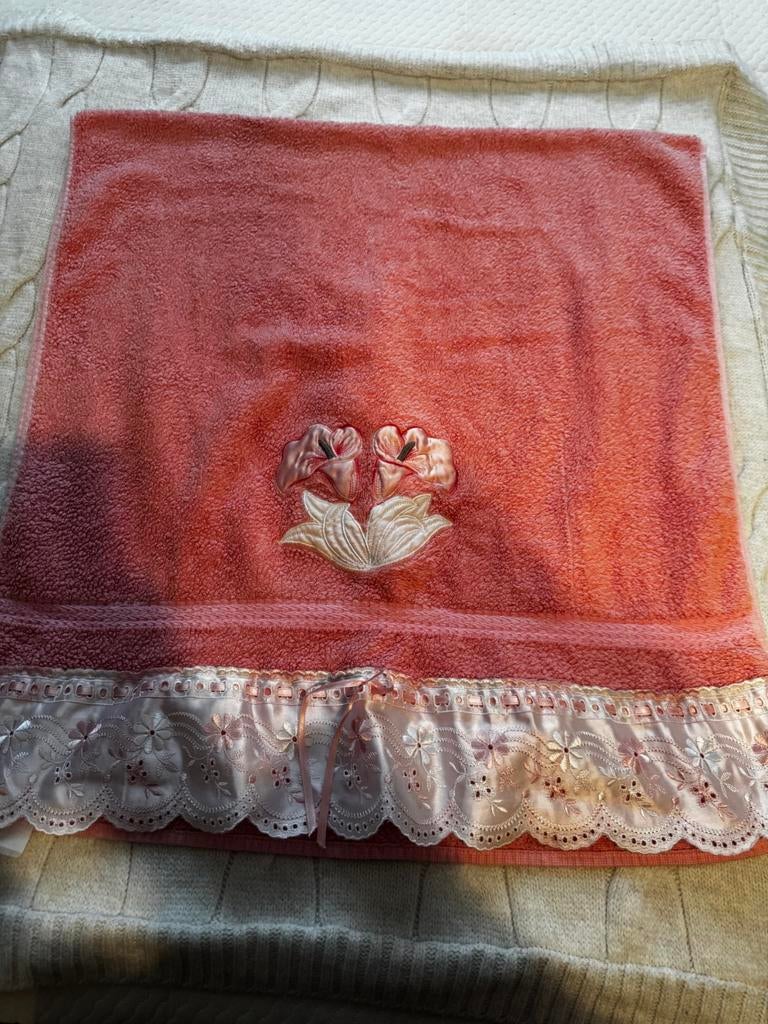 Mooie roze katoenen handdoek met borduursel, Ophalen of Verzenden