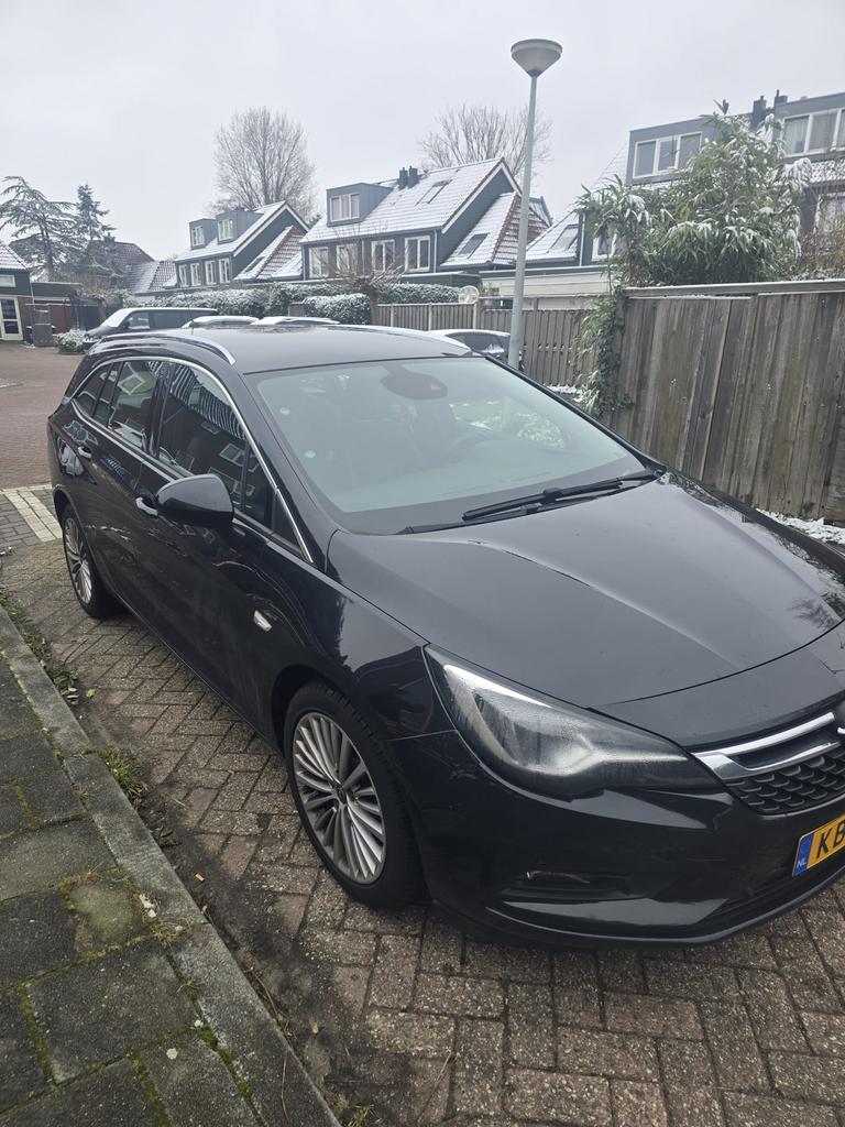 Opel Astra 1.0 Turbo 77KW Sports Tourer AUT 2016 Zwart, Auto's, USB, 1178 kg, 620 kg, Origineel Nederlands