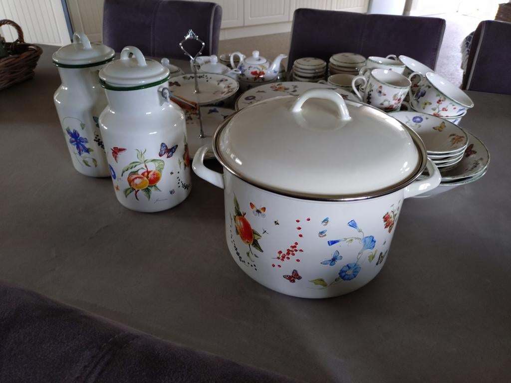 Uitgebreid servies met bloemen en vlinders, Huis en Inrichting, Keuken | Servies, Keramiek, Ophalen of Verzenden, Zo goed als nieuw