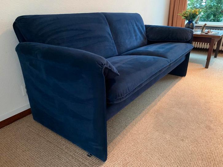 Blauwe suède Bora Bora Leoux tweezits bank, Huis en Inrichting, Banken | Bankstellen, Zo goed als nieuw, Tweepersoons, 150 tot 200 cm