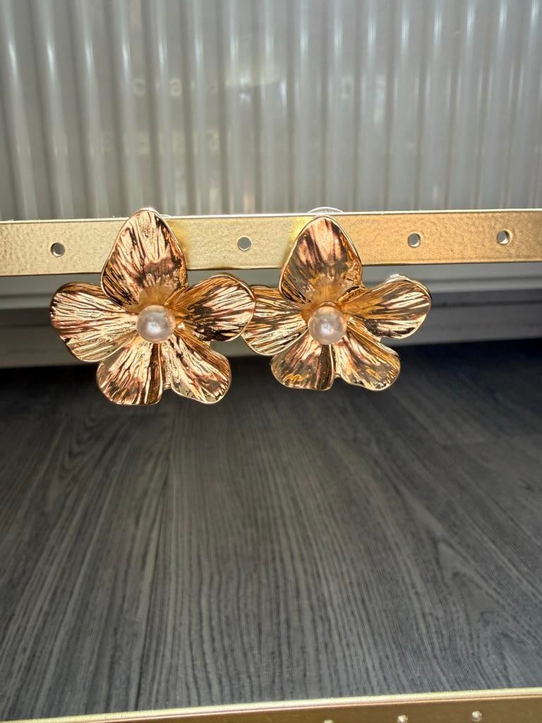 Gouden bloem oorbellen met parel, ZGAN!, Overige materialen, Ophalen of Verzenden, Zo goed als nieuw, Knopjes of Stekers