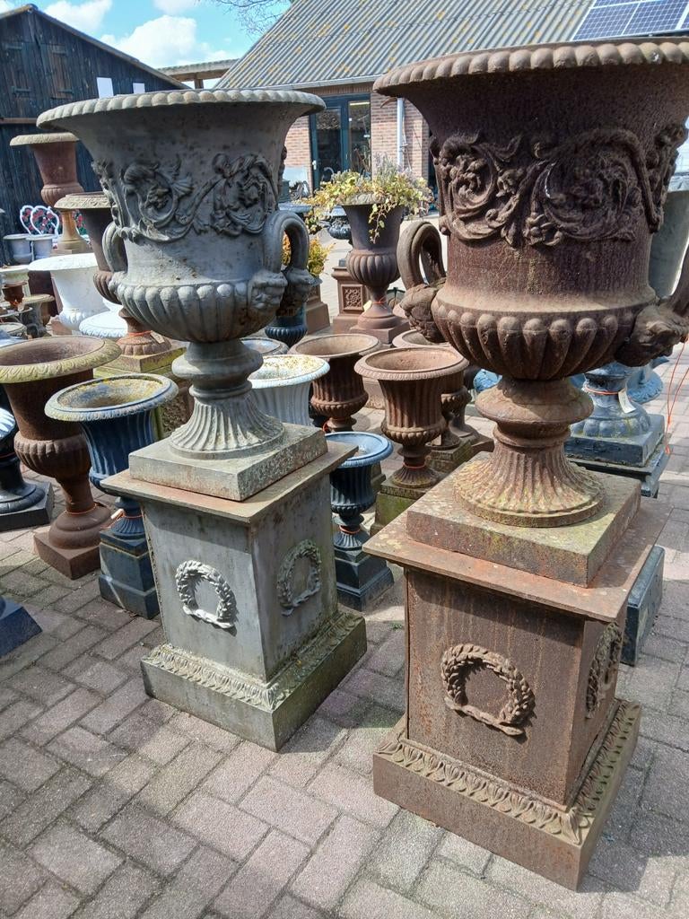 Set gietijzeren tuinvazen op sokkel baardman, Tuin en Terras, Tuinvazen, Ophalen
