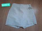 witte skort van Bershka en heeft een kettingdetail xs, Kort, Wit, Zo goed als nieuw, Maat 34 (XS) of kleiner