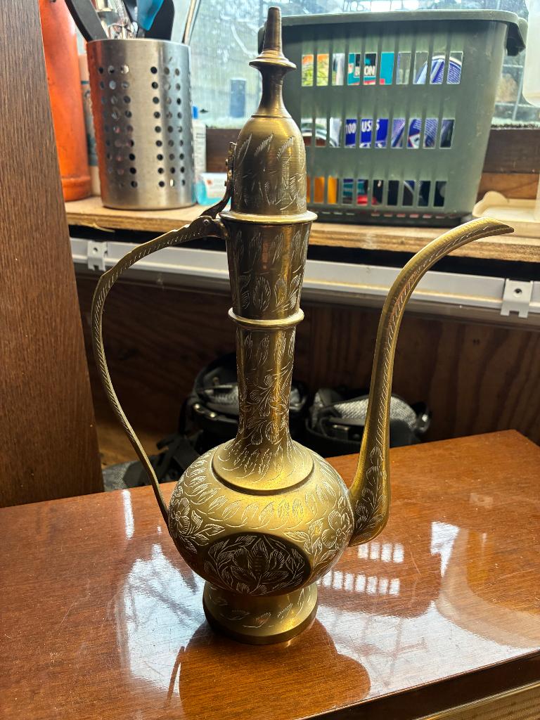 Gegraveerde messing sierkan, Ophalen, Brons